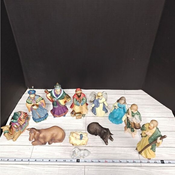 Vintage Traditions 12 Piece Porcelain Holiday Nativity Set Hand Painted #75177 - Picture 12 of 13